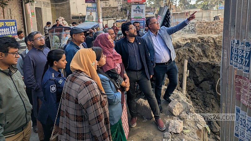 ময়মনসিংহে হেলে পড়া ভবনটি পরিত্যাক্ত ঘোষণা, ৩ ভবনের মালিককে তলব