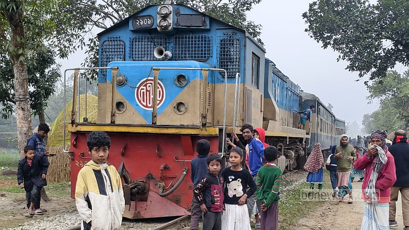 বগি লাইনচ্যুত: ১৪ ঘণ্টা পর ঢাকা-ময়মনসিংহ ট্রেন চলাচল শুরু