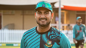 ১২ ছক্কায় নাঈম শেখের ১৪৫, জাকির ১৩৭