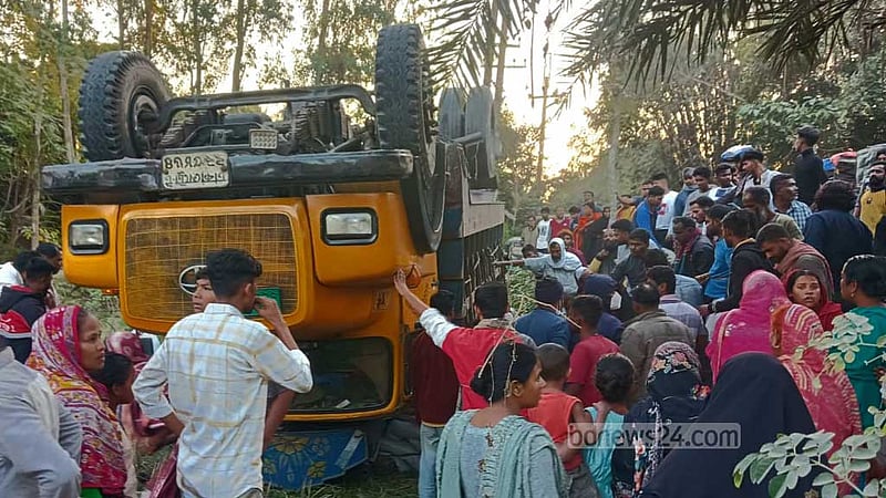 নওগাঁয় ট্রাক চাপায় রিকশা চালক নিহত, আহত ৩