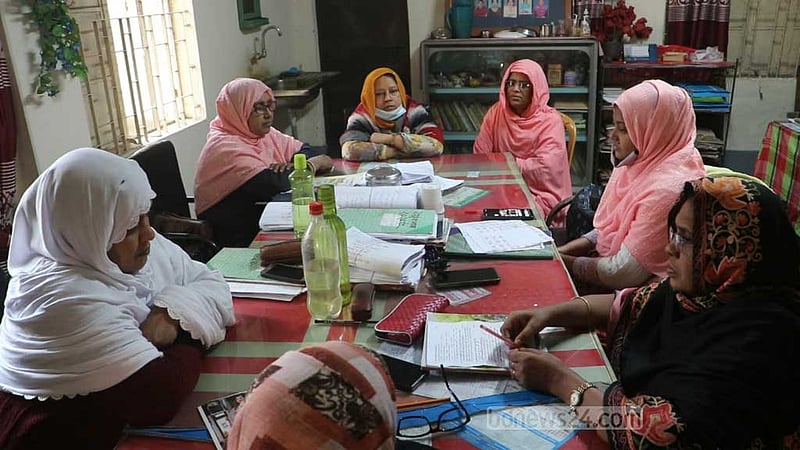 বার্ষিক পরীক্ষা বর্জন করে নওগাঁয় প্রাথমিক শিক্ষকদের কর্মবিরতি পালন