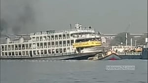 বুড়িগঙ্গায় লঞ্চের ধাক্কায় ডুবল বাল্কহেড, সাঁতরে বাঁচেন ৫ শ্রমিক