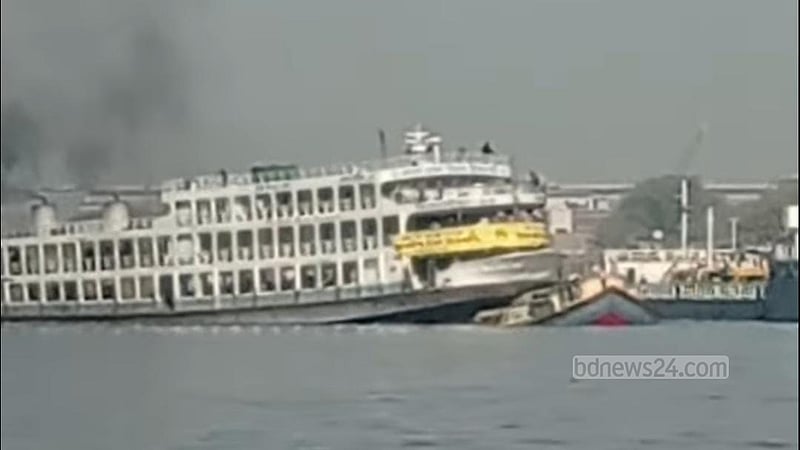 বুড়িগঙ্গায় লঞ্চের ধাক্কায় ডুবল বাল্কহেড, সাঁতরে বাঁচেন ৫ শ্রমিক