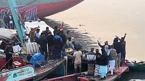 নারায়ণগঞ্জে লঞ্চের ধাক্কায় ডোবা বাল্কহেড থেকে ২ লাশ উদ্ধার