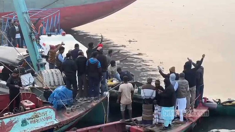 নারায়ণগঞ্জে লঞ্চের ধাক্কায় ডোবা বাল্কহেড থেকে ২ লাশ উদ্ধার
