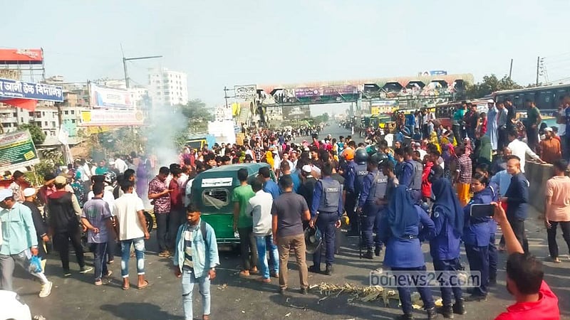 বেতনের দাবিতে ঢাকা-চট্টগ্রাম মহাসড়ক অবরোধ, দেড় ঘণ্টা পর প্রত্যাহার