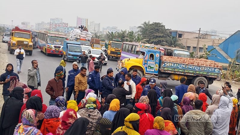 ছাঁটাইয়ের প্রতিবাদে ঢাকা-চট্টগ্রাম মহাসড়ক অবরোধ পোশাক শ্রমিকদের