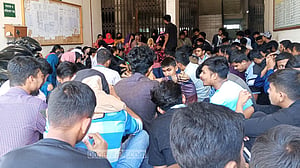 নারায়ণগঞ্জের কৃষি ইনস্টিটিউটে ৮ দাবিতে শিক্ষার্থীদের পরীক্ষা বর্জন