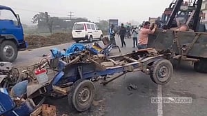 নরসিংদীতে কভার্ড ভ্যানের সঙ্গে সংঘর্ষে পিকআপের চালক নিহত