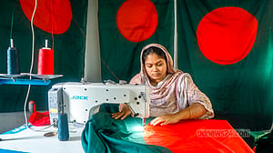 বিজয়ের মাসে পতাকা তৈরির ধুম