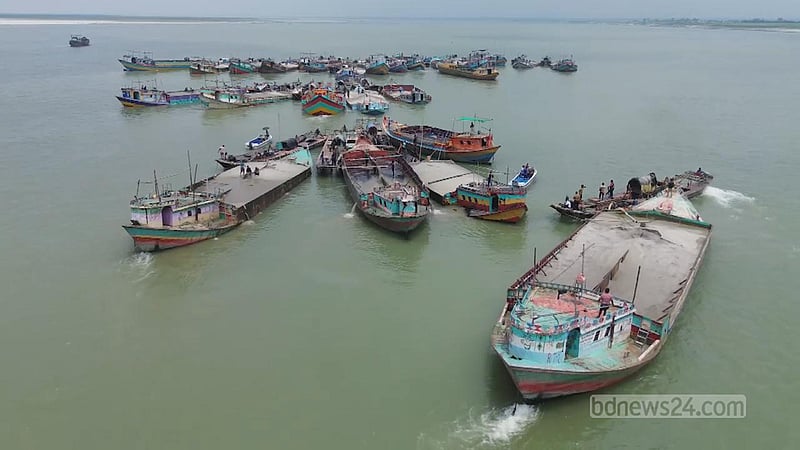 পদ্মার চরের নিয়ন্ত্রণ: অস্ত্রধারী ছাড়া বাকি সবাই ‘বোবা’