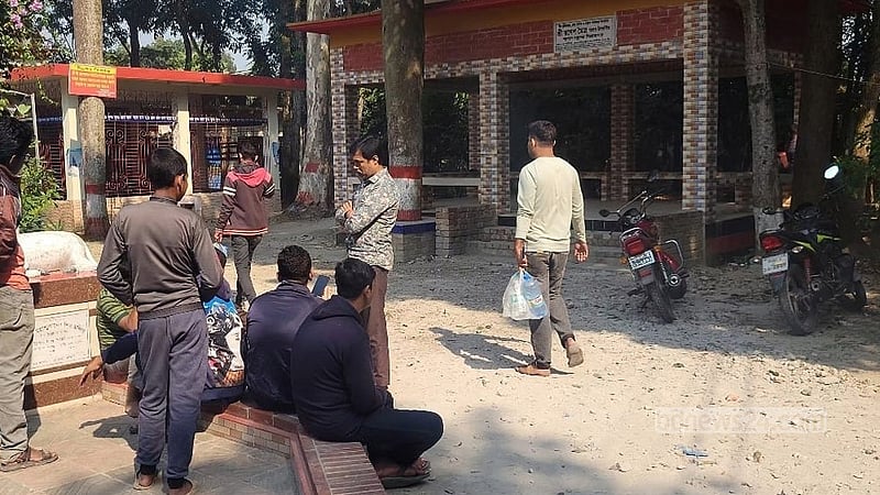 পাবনায় ‘বিষাক্ত মদপানে’ ২ যুবকের মৃত্যু