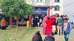 ঝুঁকিপূর্ণ ভবনে চলছে ভাঙ্গুড়া সাব-রেজিস্ট্রি অফিসের কার্যক্রম, আতঙ্ক