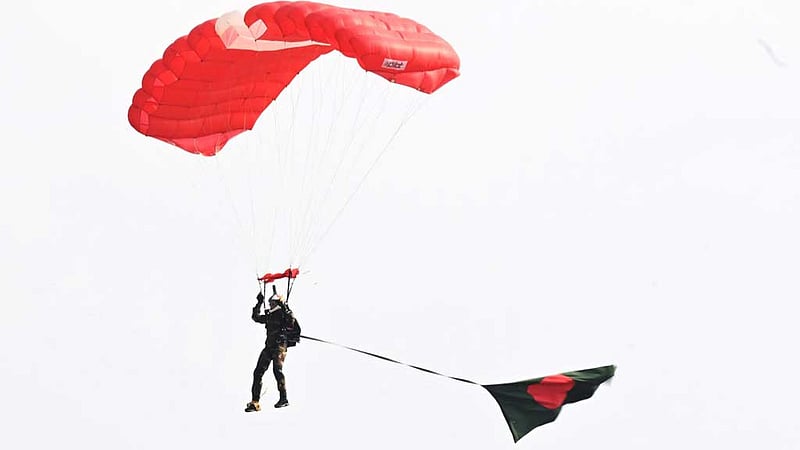 বিজয় দিবসে সশস্ত্র বাহিনী দেখাল ফ্লাই পাস্ট, প্যারাজাম্প