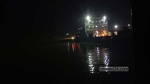 ঘন কুয়াশায় দৌল‌তদিয়া-পাটু‌রিয়া নৌপথে ফে‌রি চলাচল বন্ধ