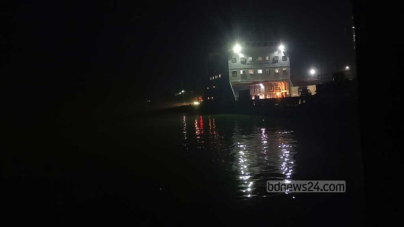 ঘন কুয়াশায় দৌল‌তদিয়া-পাটু‌রিয়া নৌপথে ফে‌রি চলাচল বন্ধ