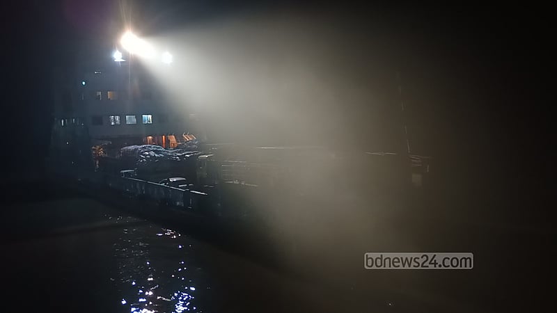 পাটুরিয়া-দৌলতদিয়া ও আরিচা-কাজিরহাট নৌপথে ফেরি চলাচল বন্ধ