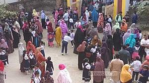 রাজবাড়ীতে দেড় ঘণ্টা পর পরীক্ষা শুরু, অভিভাবক-শিক্ষক বিতণ্ডা