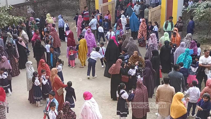 রাজবাড়ীতে দেড় ঘণ্টা পর পরীক্ষা শুরু, অভিভাবক-শিক্ষক বিতণ্ডা