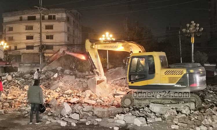 হাদির মৃত্যু: রাজশাহীতে গুঁড়িয়ে দেওয়া হল আওয়ামী লীগের কার্যালয়