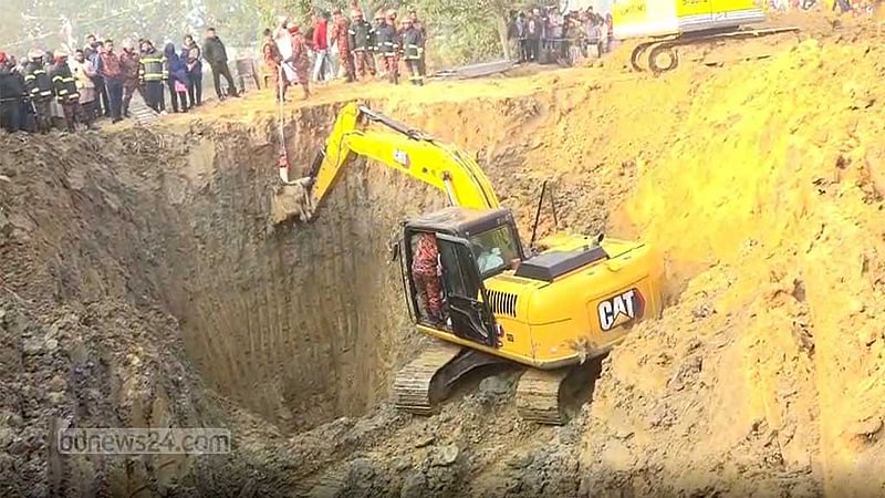 ৩২ ঘণ্টা পর গর্ত থেকে তোলা হল রাজশাহীর সেই শিশুকে