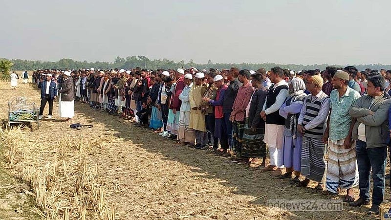 গর্তে পড়ে মৃত্যু: অশ্রুসিক্ত নয়নে সাজিদকে শেষ বিদায় জানাল হাজারো মানুষ