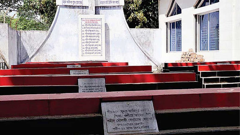 ‘সেহরির ওয়াক্তে পীরের রক্তে ভেসে যাওয়া জায়নামাজ’