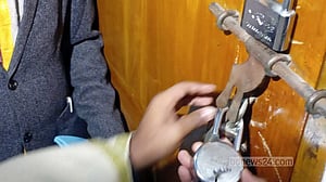 রাবির আওয়ামীপন্থি ৬ ডিনের পদত্যাগের দাবিতে চেম্বারে তালা