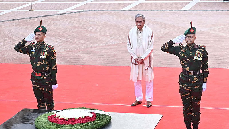 জাতির শ্রেষ্ঠ সন্তানদের ফুলেল শ্রদ্ধায় স্মরণ