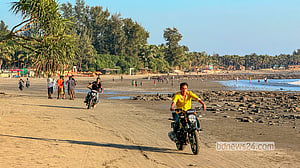 সেন্ট মার্টিনের সৈকতে মোটরসাইকেল চলছেই