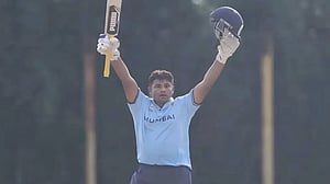 ৫৬ বলে সেঞ্চুরি, ১৪ ছক্কায় সারফারাজের বিধ্বংসী ১৫৭