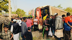সাতক্ষীরায় ইজিবাইককে ধাক্কার পর উল্টে গেল বাস, সুপারভাইজার নিহত
