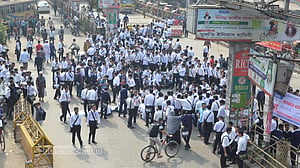 সায়েন্স ল্যাব অবরোধে ঢাকা কলেজের উচ্চ মাধ্যমিক শিক্ষার্থীরা