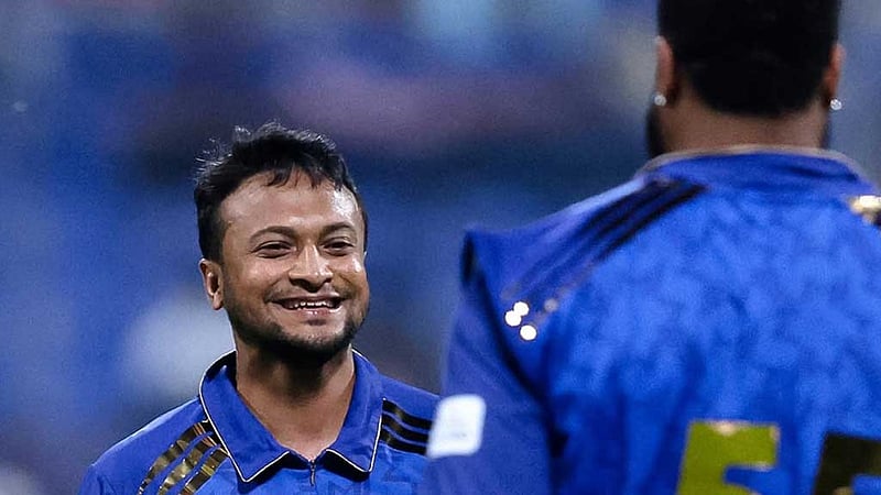 প্রথম বলে উইকেট ও দুর্দান্ত বোলিং সাকিবের