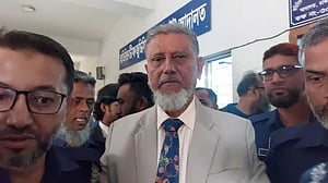 আত্মসমর্পণের পর কারাগারে দৈনিক নওরোজ সম্পাদক দুররানী