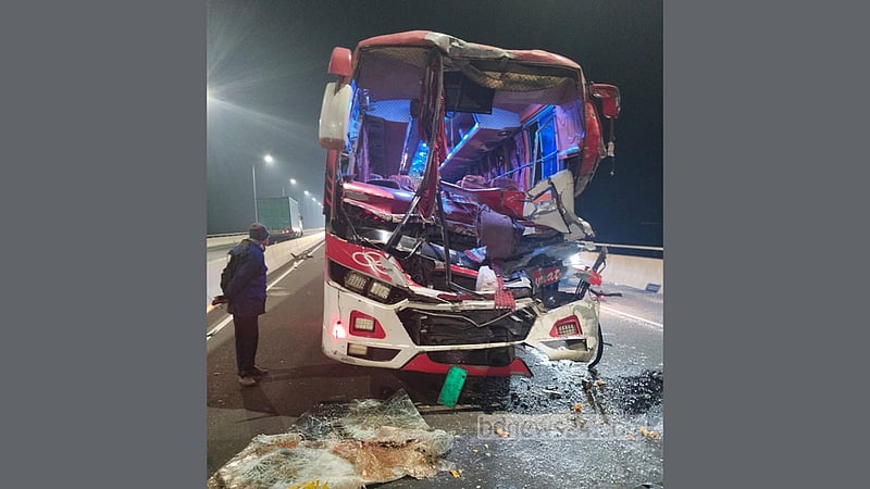 পদ্মা সেতুতে এক বাসে আরেক বাসের ধাক্কা, নিহত ১