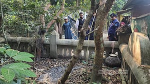 শরীয়তপুরে বিজয় দিবসের ভোরে মুক্তিযোদ্ধার কবরে আগুন