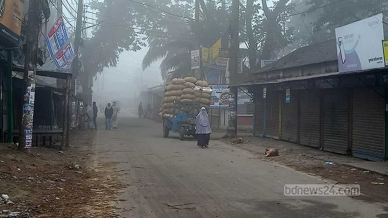 পৌষের কনকনে শীতে কাঁপছে শেরপুর