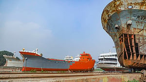 বুড়িগঙ্গার পাড়ে জাহাজ শ্রমিকদের ব্যস্ততা