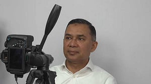 ভোটার হওয়ার আনুষ্ঠানিকতা সারলেন তারেক রহমান