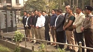 পিলখানায় নিহত সেনাদের কবর জিয়ারত করলেন তারেক