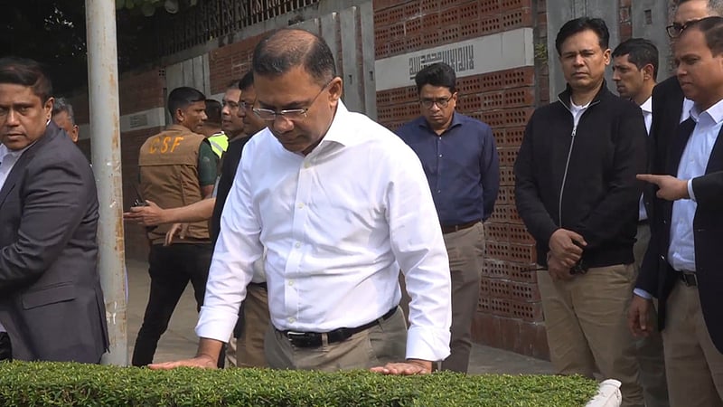 ভাই ও শ্বশুরের কবর জিয়ারত তারেকের
