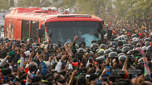 ‘এখন নেতা দেশে আইসে, সব সমস্যার সমাধান হবি’