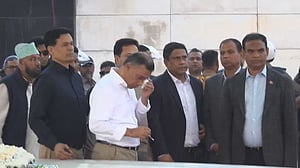 অবশেষে বাবার কবর পাশে তারেক, মুছলেন চোখ