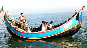 সাগরে মাছ ধরার সময় নৌকাসহ ৯ জেলেকে ধরে নিয়ে যাওয়ার খবর