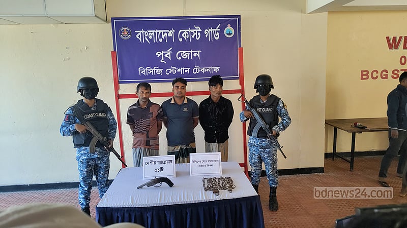 টেকনাফে অস্ত্রসহ ৩ ‘পাচারকারী’ আটক, উদ্ধার ৭
