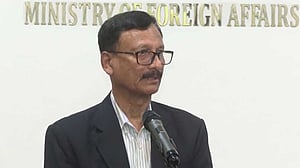 ভারতীয় কূটনীতিকদের পরিবারকে সরানোর কারণ ‘খুঁজে পাচ্ছেন না’ পররাষ্ট্র উপদেষ্টা