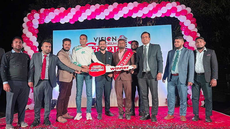 ভিশন এম্পোরিয়াম থেকে পণ্য কিনে ফ্ল্যাট জিতলেন বগুড়ার মহিবুল