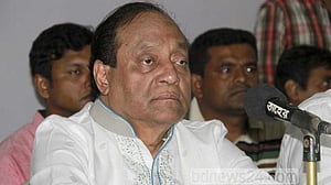 সভা মঞ্চে ওঠার আগে বিদায় জীবন মঞ্চেই