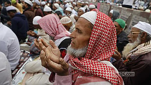 আখেরি মোনাজাতে শান্তি ও কল্যাণ কামনা